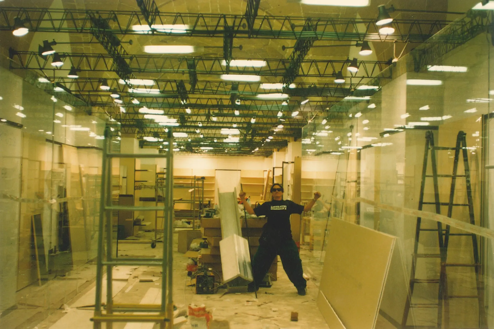 Cantiere di allestimento store con vetrate e strutture a soffitto