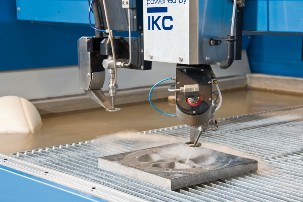 Taglio waterjet a 5 assi di una piastra metallica