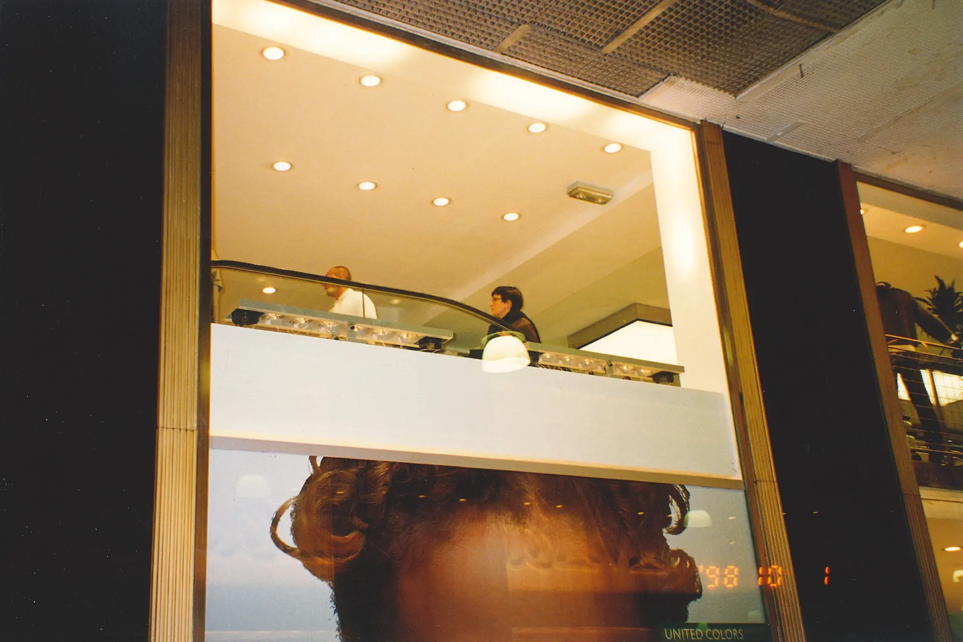 Vetrina e mezzanino illuminati di uno store retail, 1998
