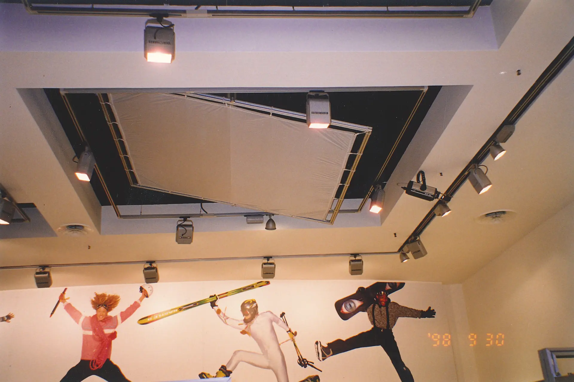 Dettaglio di controsoffitto tecnico e illuminazione, 1998