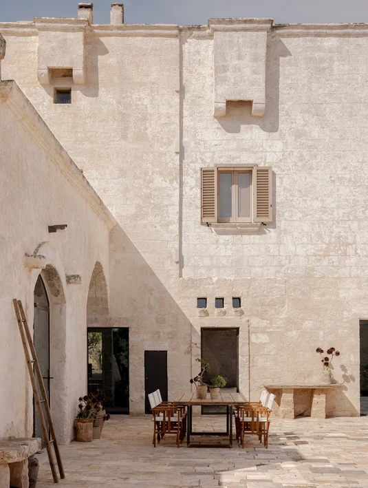 Cortile interno della Masseria Carrassa dopo il restauro
