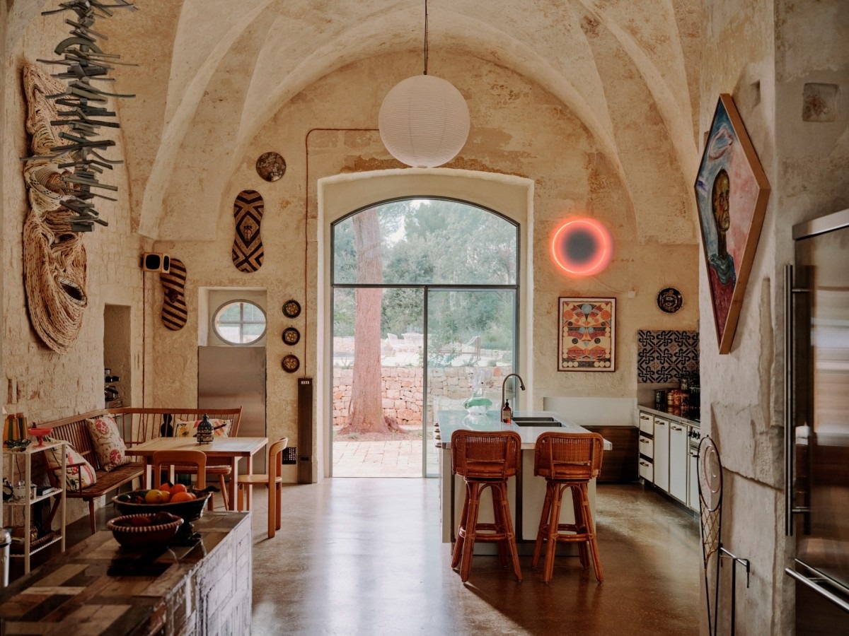 Serramenti in acciaio a profilo sottile su volte in pietra — Villa Colucci, Puglia
