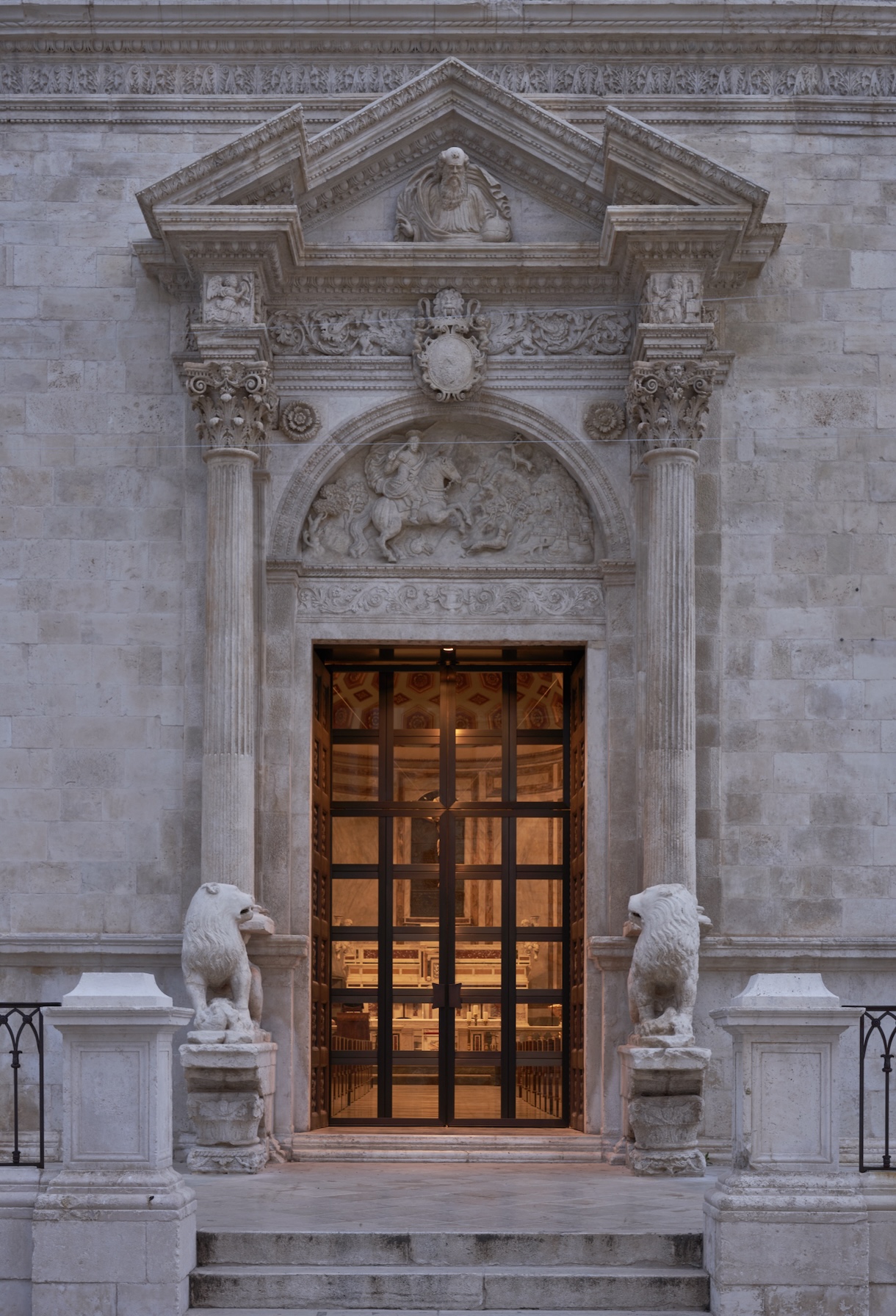 Portale e serramento in bronzo della Concattedrale di Acquaviva delle Fonti