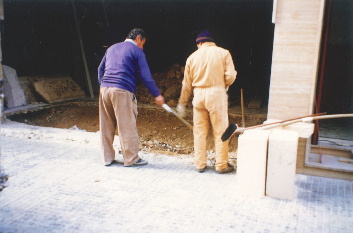 Maestranze al lavoro in cantiere, scatto analogico d'archivio