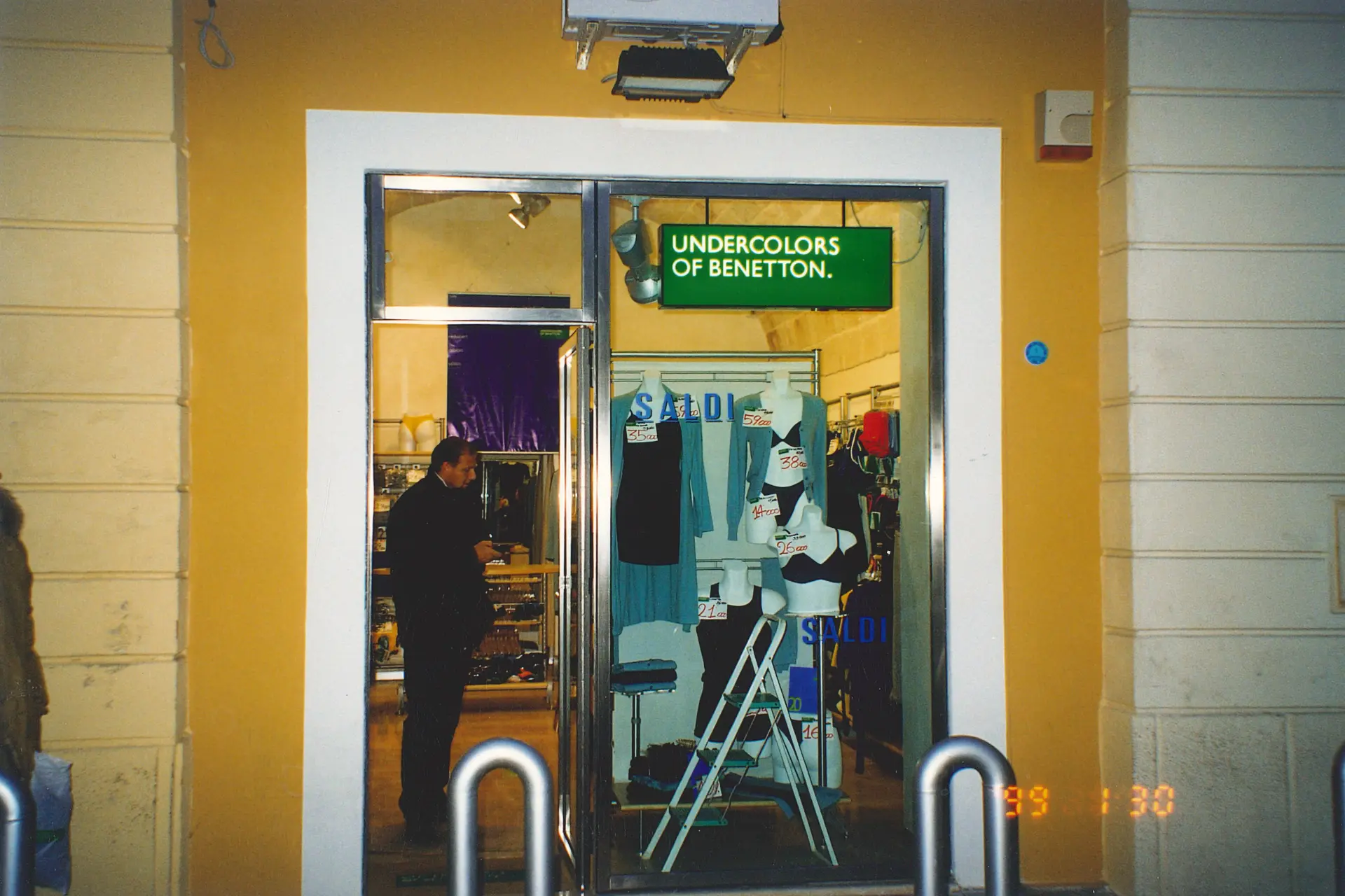 Ingresso in acciaio dello store Undercolors of Benetton, 1999