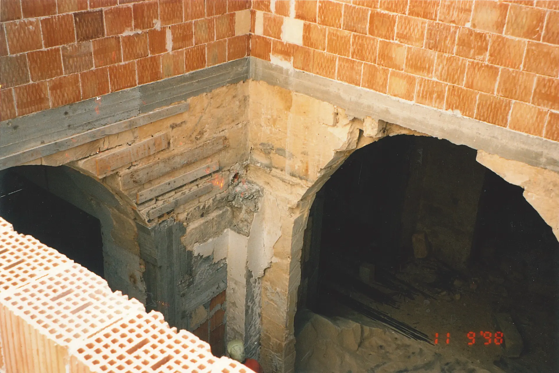 Cantiere di restauro: archi in pietra e murature, 1998