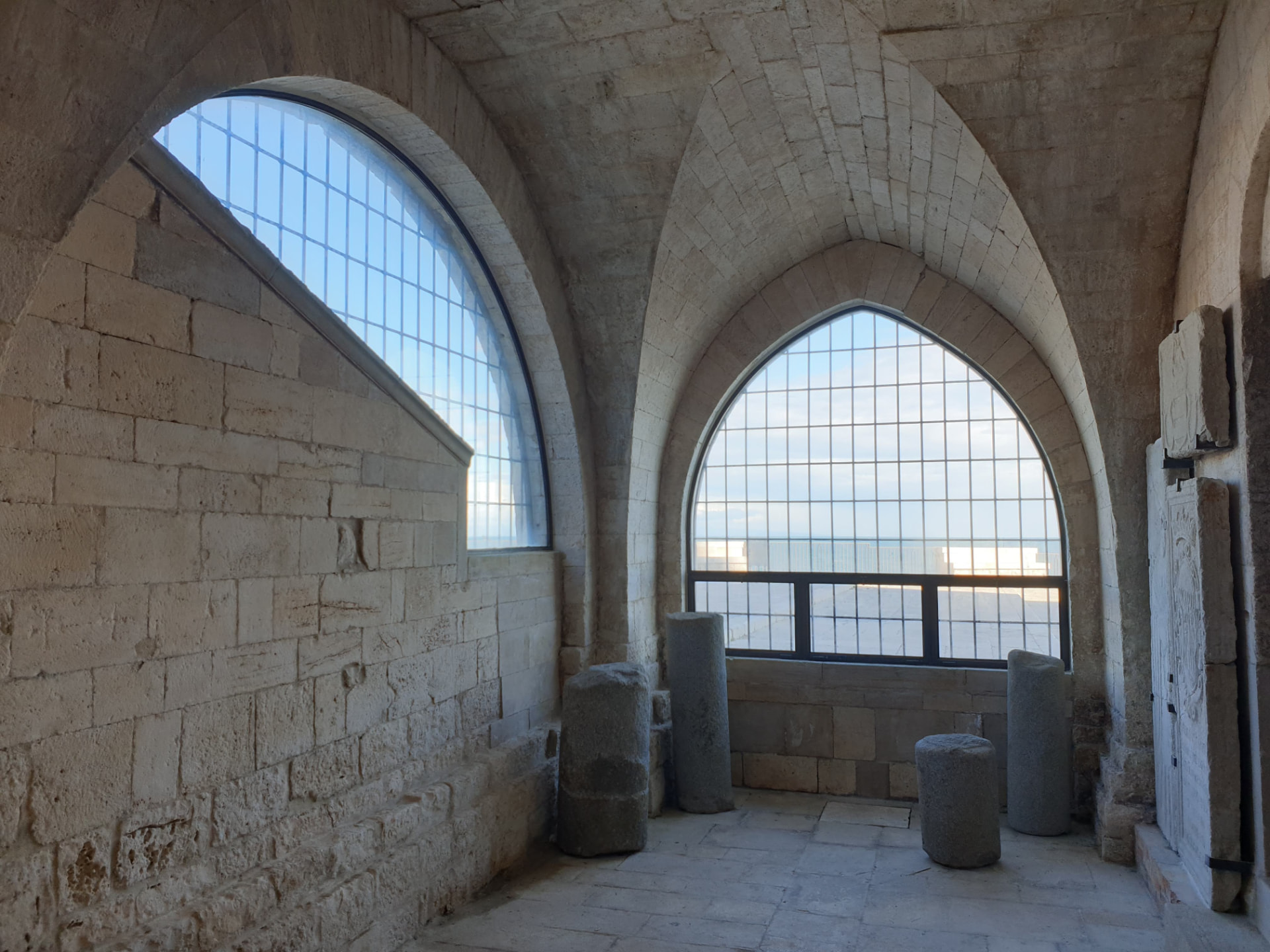 Vetrate su archi in pietra — Cattedrale di Trani