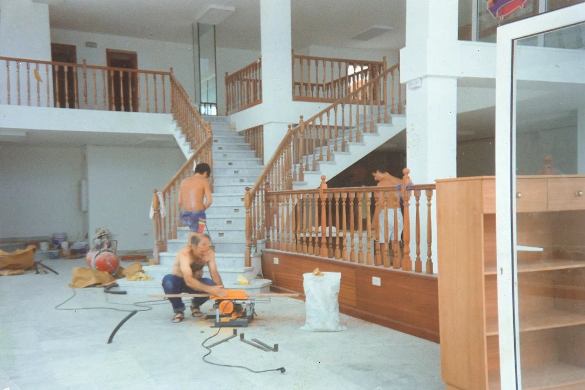 Cantiere interno con scala in marmo e ringhiere in legno