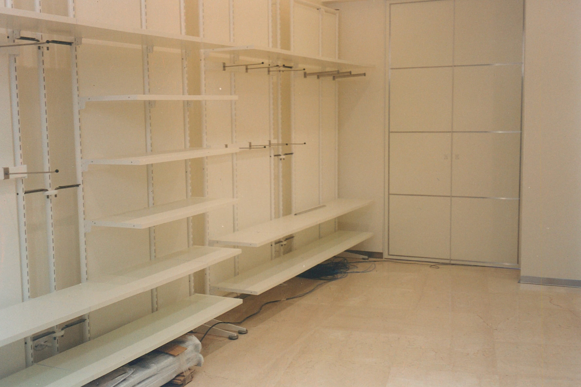 Allestimento di scaffalature e arredi in uno store Benetton