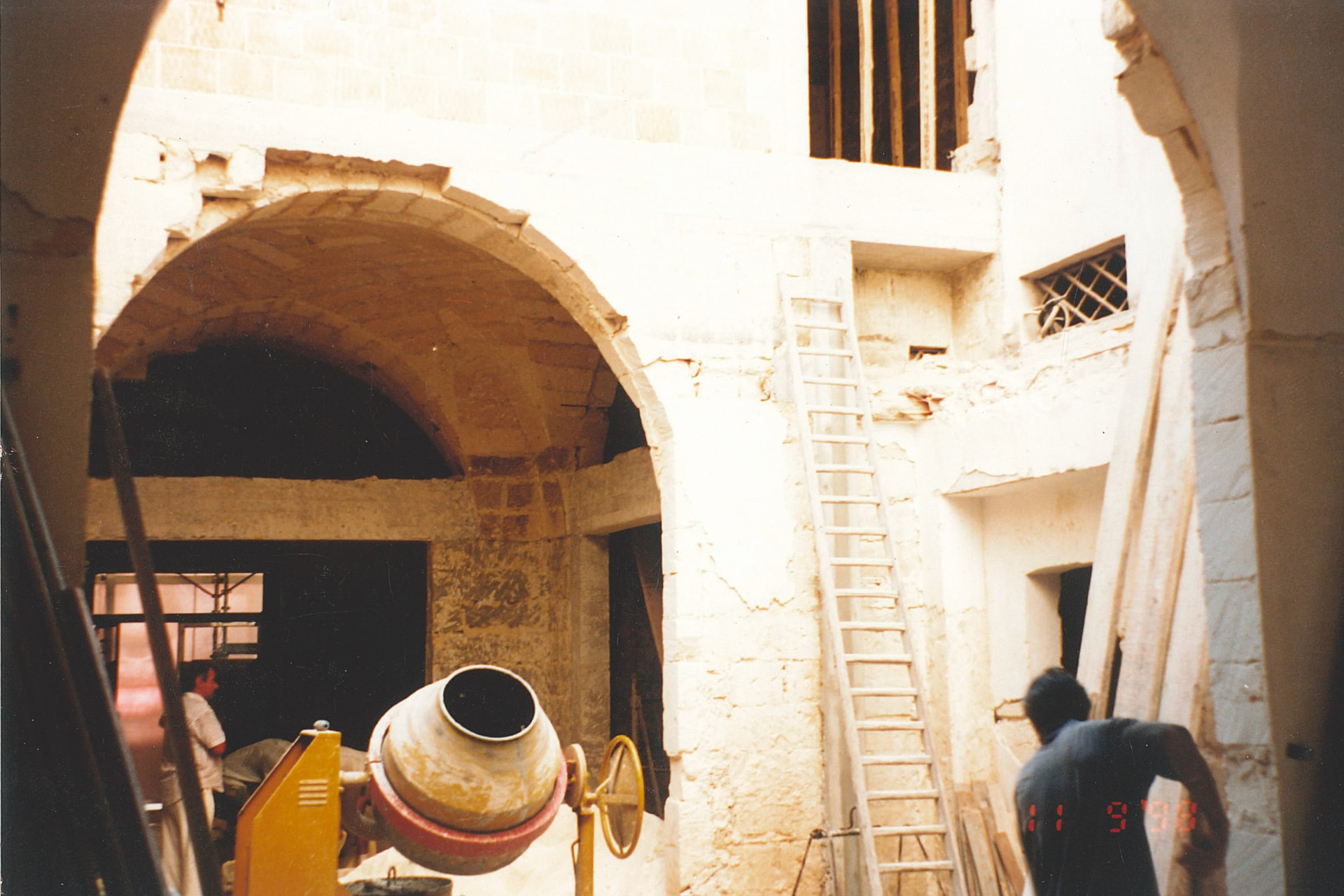 Betoniera e ponteggi nel cortile di un edificio storico in restauro, 1998
